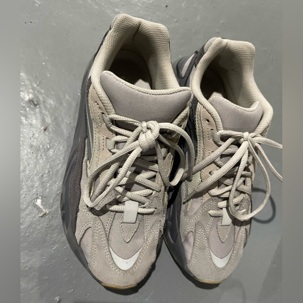 Yeezy 700 V2 Tephra Kids Size 6.5 Fits Women 8